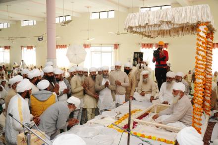 Sadh sangat seeking blessings from Sri Satguru Uday Singh Ji during Shaheedi Mela, Sirhind on 27-Dec-2015.