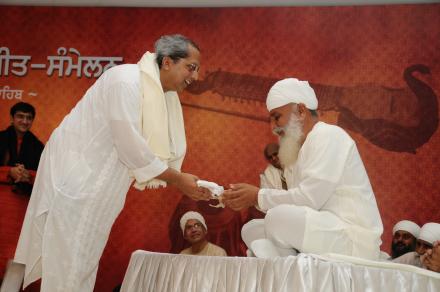 Sri Satguru Ji blessing Pt. Yogesh Samsi during 4th Satguru Jagjit Singh Sammelan 2015