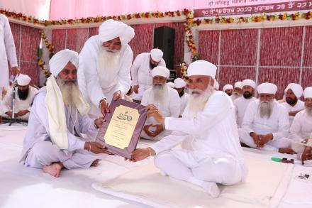 Sri Satguru ji honoring S. Jaswinder Singh historian with "Namdhari itehaas khoj ratan puraskar" for his commendable work for Namdhari Panth. (26 March 2016). 