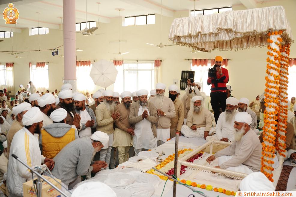 Sadh sangat seeking blessings from Sri Satguru Uday Singh Ji during Shaheedi Mela, Sirhind on 27-Dec-2015.