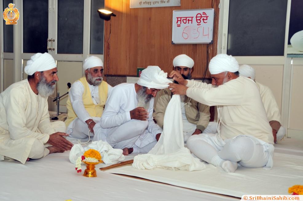 Sri Satguru Ji tying turban during bhog ceremony of Sant Pyara Singh Ji 