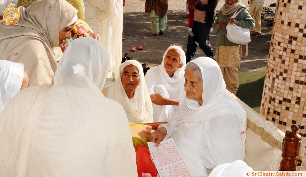 Mata Chand Kaur Ji blessing Sadh Sangat at Langar Hall during Hola-mohalla 2015
