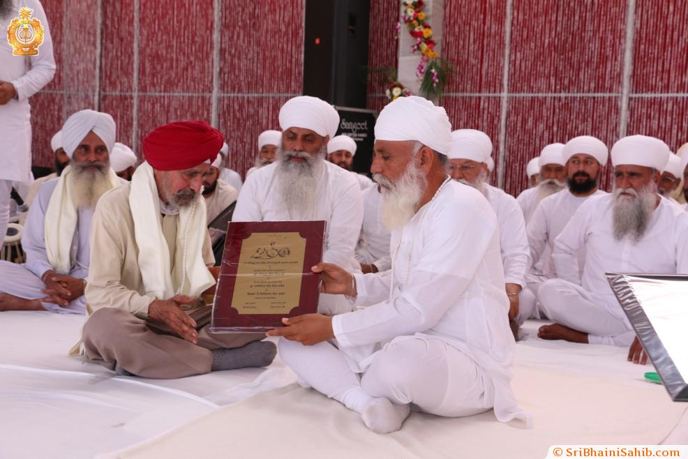 Sri Satguru ji honoring S. Malwinderjeet Singh waraich with "Virsa te Ithehaas khoj ratan puraskaar" for his outstanding contribution towards Namdhari Panth. (26 March 2016).