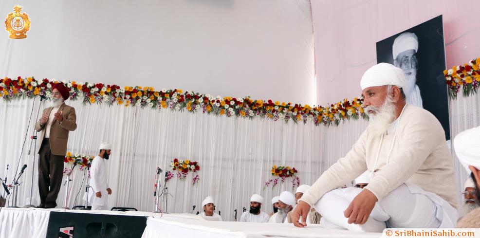 Dr. Surjit Patar addressing sadh sangat in presence of Sri Satguru Uday Singh Ji during Holla-Mohalla 2015