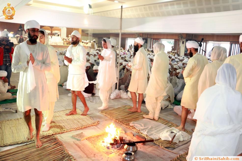 Anand Karaj taking place in the presence of Sri Satguru Uday Singh Ji during Holla-Mohalla 2015