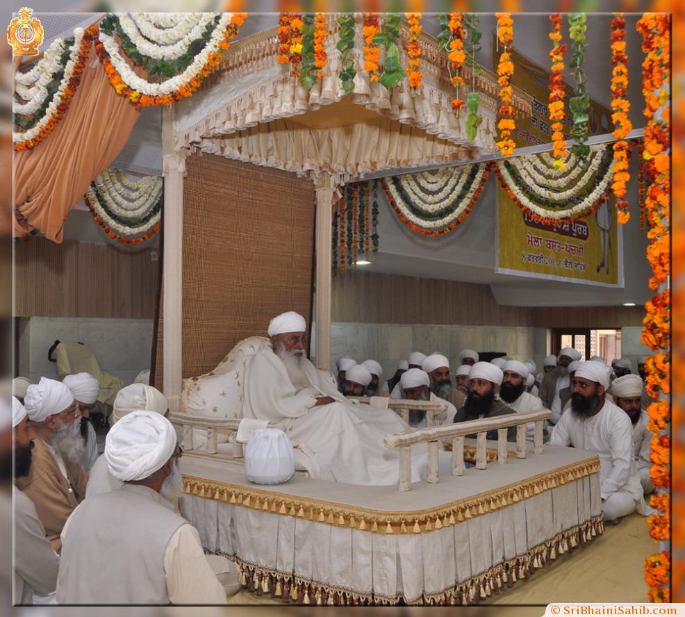 HH Sri Satguru Jagjit Singh Ji During Afternoon in Partap Mandir (Basant Panchmi Mela)