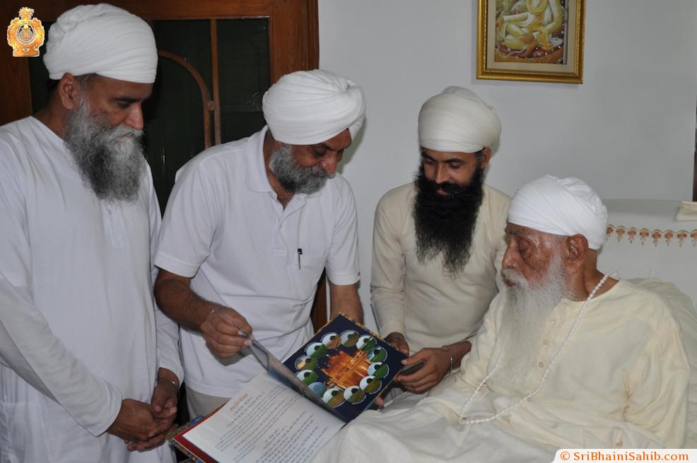 Visual Artist TPS Sandhu presents his book &#039;&#039;RAAG RATTAN&quot; to His Holiness